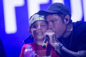 fedenz piccolo fan sanza palco cantano battito