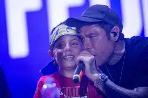 fedenz piccolo fan sanza palco cantano battito