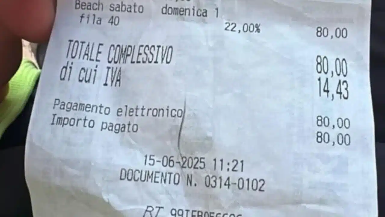 Vietri sul Mare, 80 euro per due lettini e un ombrellone: nuova denuncia sul caro prezzi in Costiera