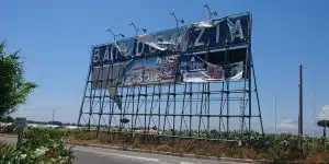 baia domizia lite sedia spettacolo denuncia
