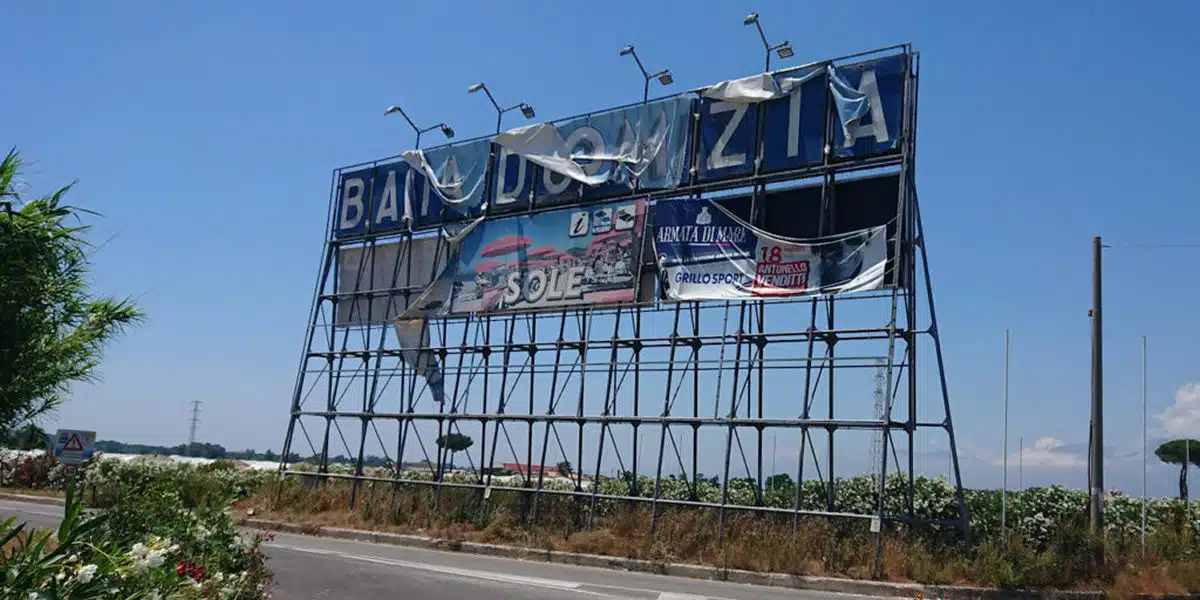baia domizia lite sedia spettacolo denuncia