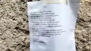 Poesie sui muri di Sant’Angelo a Fasanella: i vicoli del borgo diventano pagine di letteratura