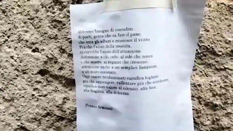 Poesie sui muri di Sant’Angelo a Fasanella: i vicoli del borgo diventano pagine di letteratura