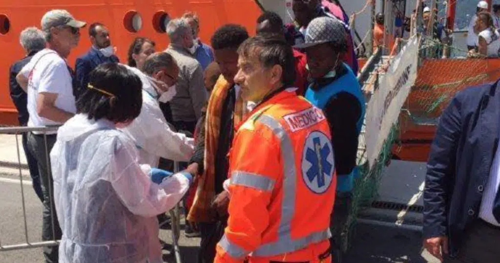 Migranti Salerno vaiolo scimmie