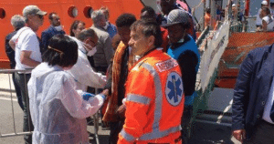 Migranti Salerno vaiolo scimmie