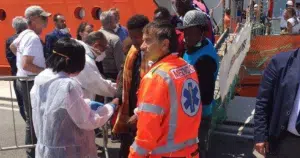 Migranti Salerno vaiolo scimmie