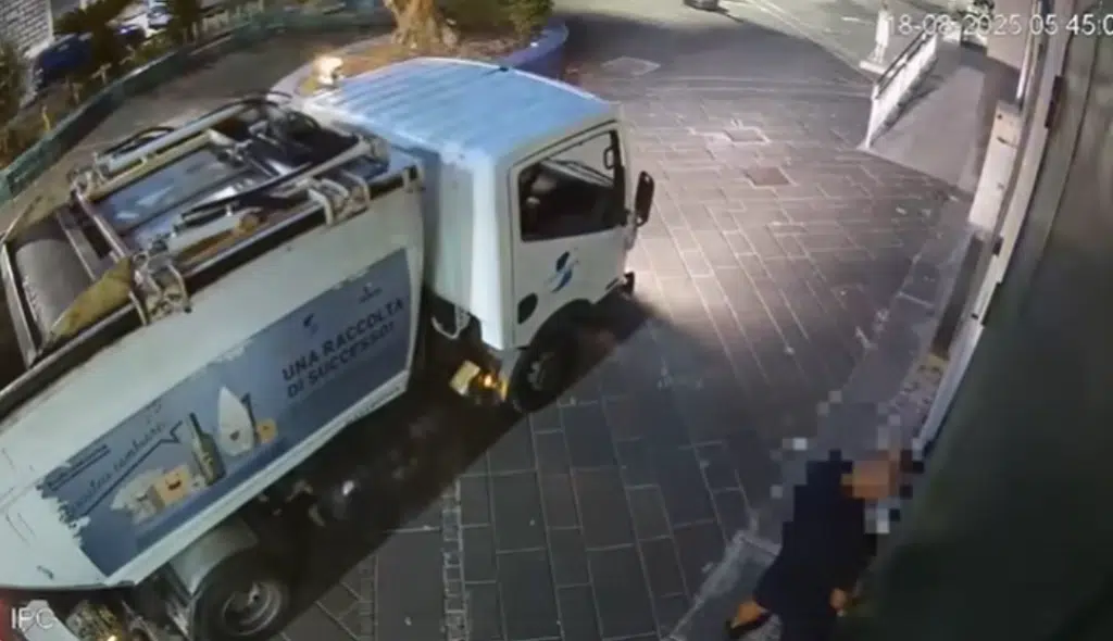 Salerno Pulita urinato strada