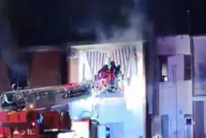Incendio notturno a Pontecagnano: ferito un vigile del fuoco, evacuata una palazzina