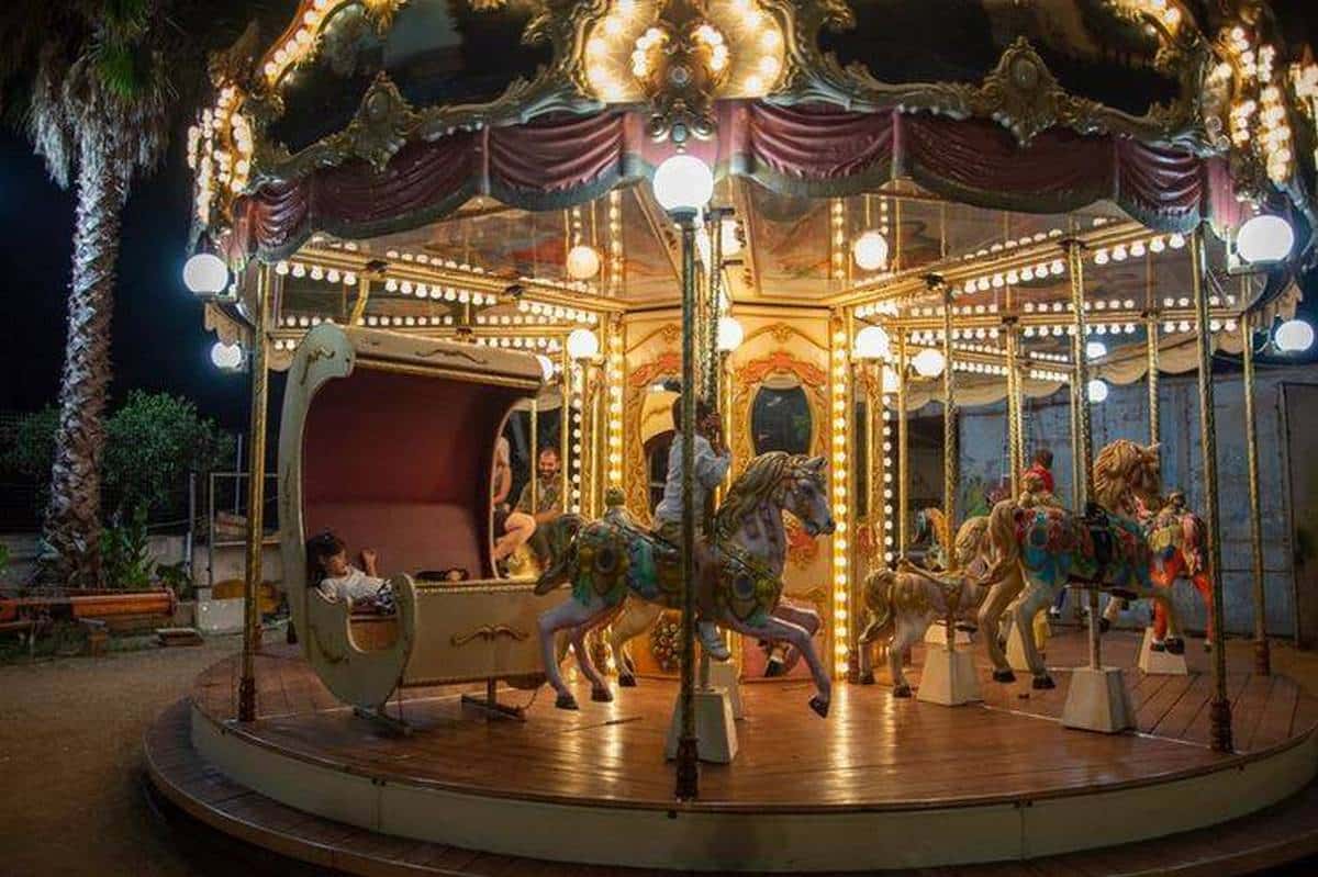 Il Comune cerca la sua “giostra simbolo”: sul lungomare di Salerno arriva il bando per i cavalli galoppanti