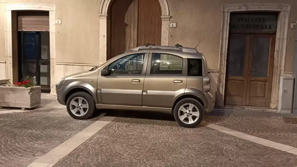 Castelcivita, auto in sosta vietata davanti alla sede della Municipale: la denuncia del sindaco sui social