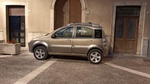 Castelcivita, auto in sosta vietata davanti alla sede della Municipale: la denuncia del sindaco sui social