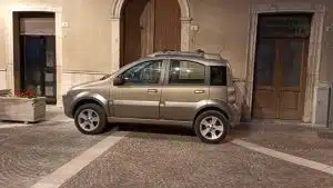 Castelcivita, auto in sosta vietata davanti alla sede della Municipale: la denuncia del sindaco sui social