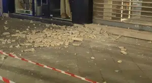 Cadono pezzi di cornicione e marmo da un balcone a Salerno: intervento dei vigili del fuoco e area transennata