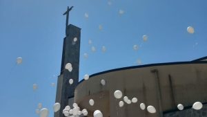 San Cipriano Picentino, l’ultimo saluto al piccolo Carlo: palloncini bianchi e lutto cittadino per il bambino morto in piscina