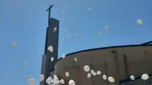 San Cipriano Picentino, l’ultimo saluto al piccolo Carlo: palloncini bianchi e lutto cittadino per il bambino morto in piscina