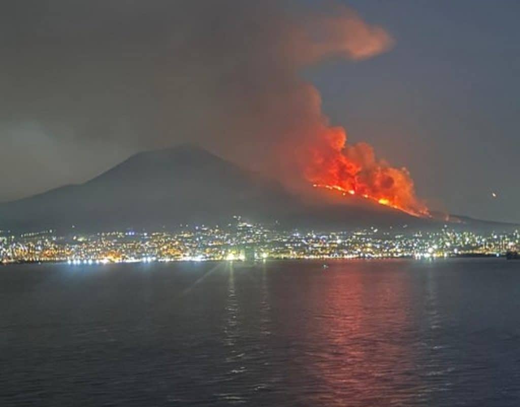 Incendio sul Vesuvio a Terzigno: vasti roghi distruggono vigneti e boschi, fumo visibile da Napoli