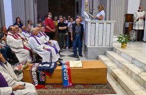 Sciarpa della Salernitana sulla bara di padre Fedele: il rispetto oltre la rivalità