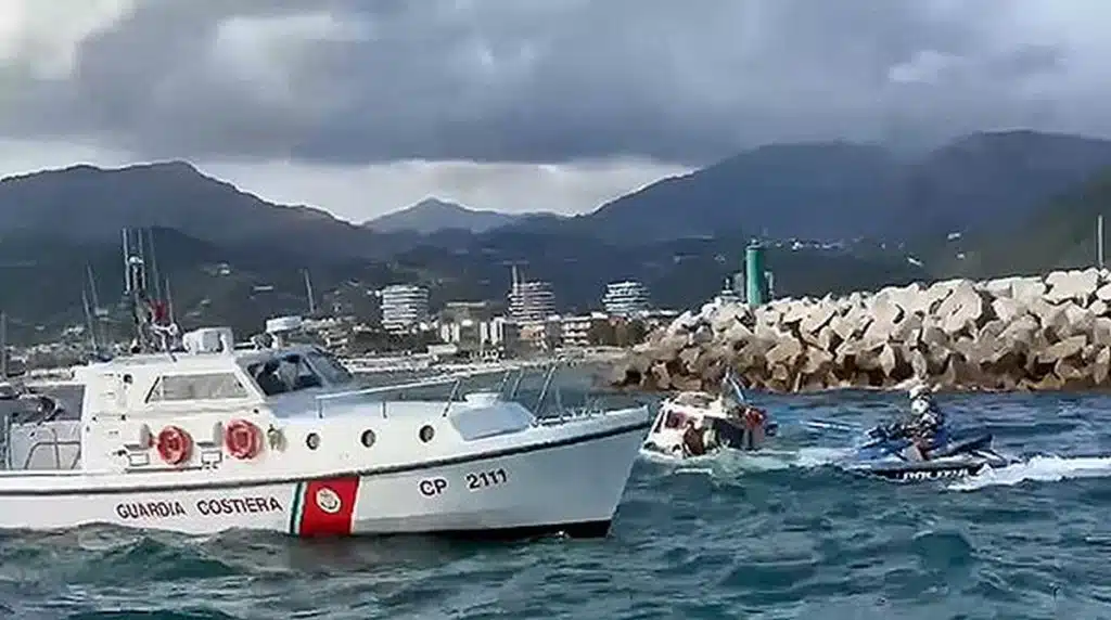 salerno barca imbarca acqua processione
