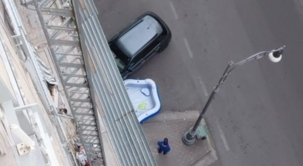 Maltempo a Salerno, piscina gonfiabile sollevata dal vento precipita in strada