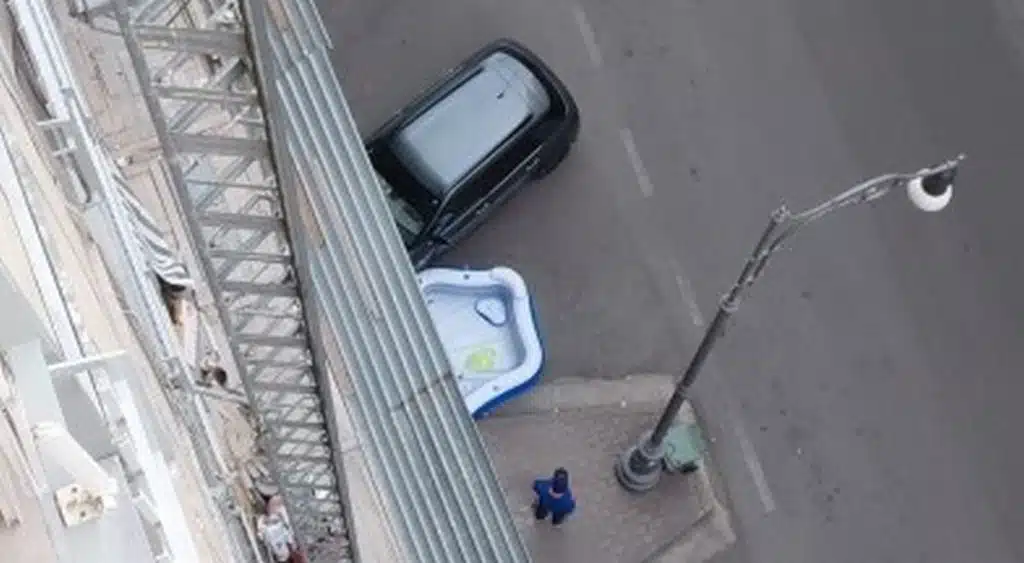 Maltempo a Salerno, piscina gonfiabile sollevata dal vento precipita in strada