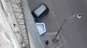 Maltempo a Salerno, piscina gonfiabile sollevata dal vento precipita in strada