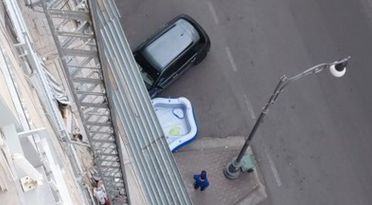 Maltempo a Salerno, piscina gonfiabile sollevata dal vento precipita in strada