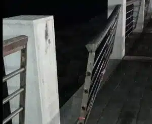 Salerno, vandalizzata la passeggiata del porto turistico: divelta una ringhiera