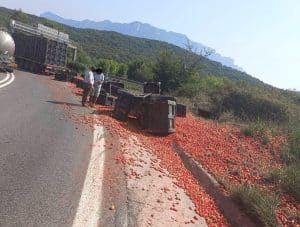 contursi-terme-camion-perde-il-carico-di-pomodori-traffico-rallentato-sulla2