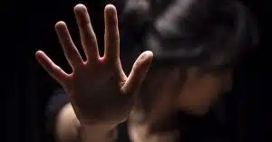 maltrattamenti moglie arrestato camerota