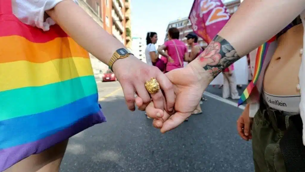minacce figlia omosessualità napoli arresto