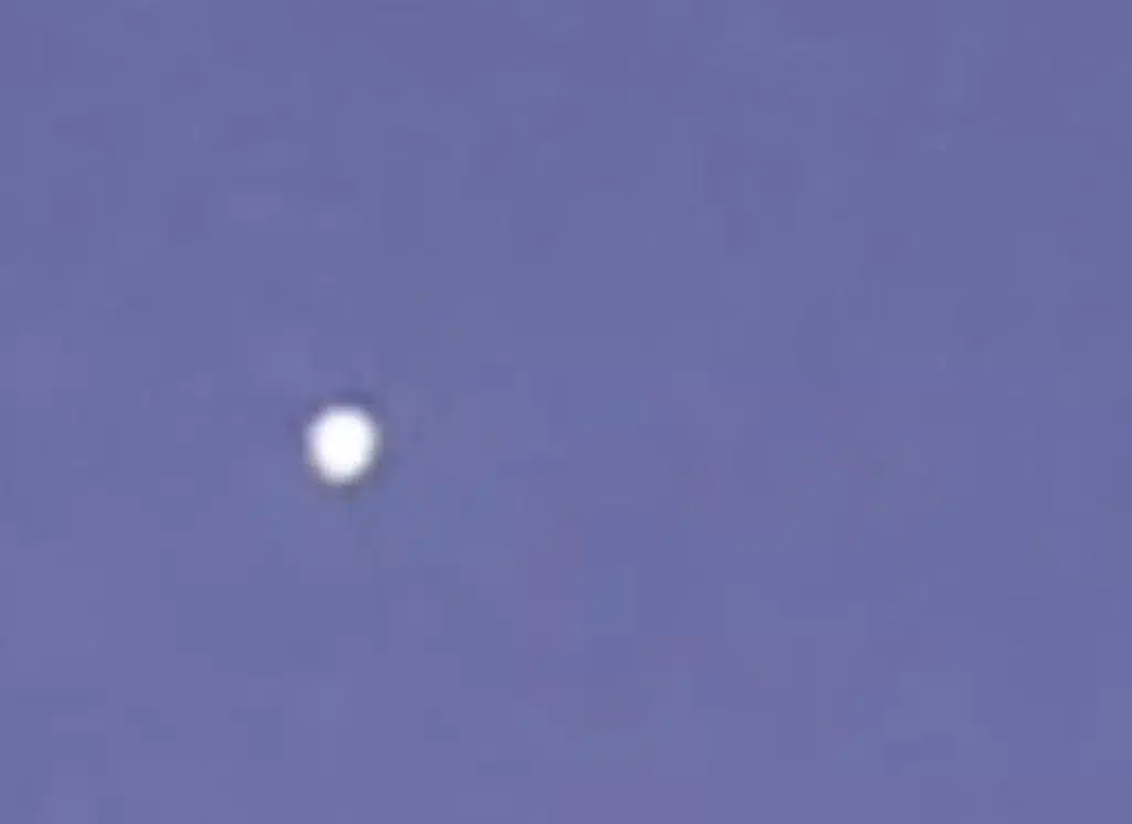 Avvistamento insolito tra Battipaglia e Olevano: testimone filma una sfera luminosa in cielo