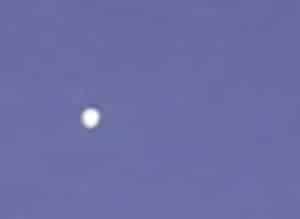 Avvistamento insolito tra Battipaglia e Olevano: testimone filma una sfera luminosa in cielo