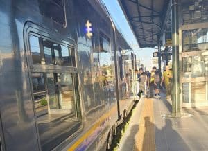 Napoli-Salerno, linea ferroviaria interrotta per rischio crollo: pendolari esasperati