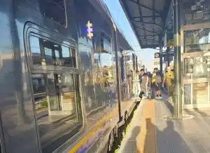 Napoli-Salerno, linea ferroviaria interrotta per rischio crollo: pendolari esasperati
