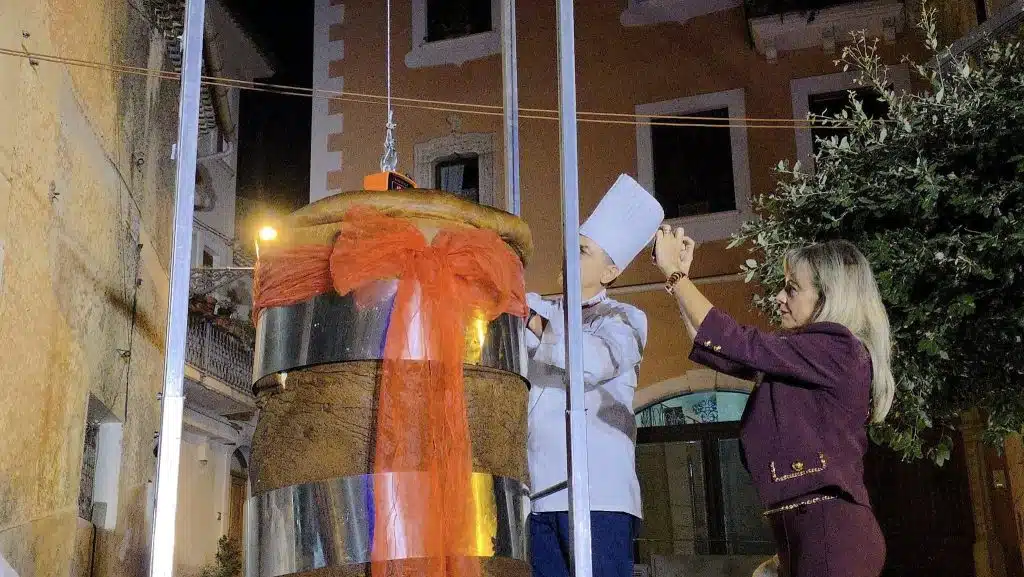 Teggiano festeggia il Guinness World Record con il babà più grande del mondo