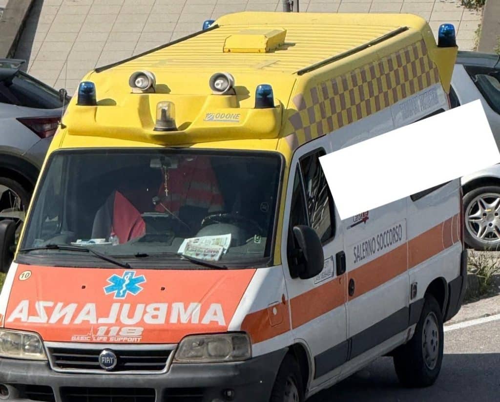 Ospedale Ruggi, allarme per le ambulanze private: l’associazione Nessuno Tocchi Ippocrate denuncia intrusioni e disordine