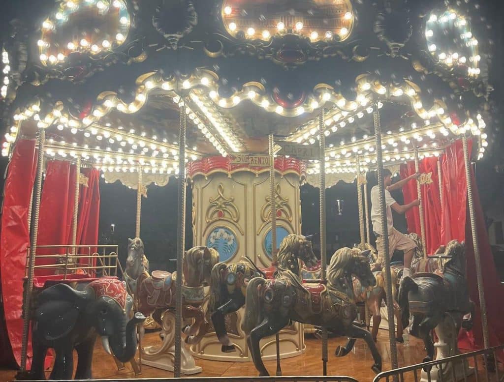 Salerno, una nuova giostra a carosello per i bambini in piazza Dante Alighieri