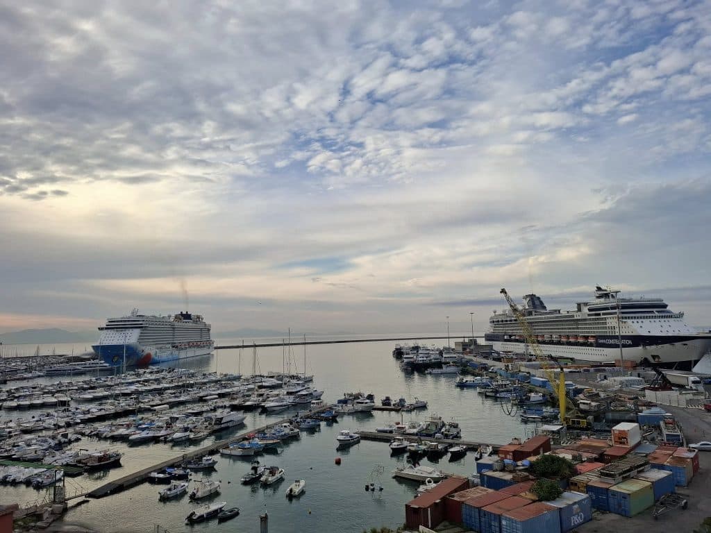 Salerno, doppio scalo crocieristico: migliaia di turisti invadono la città e la Costiera