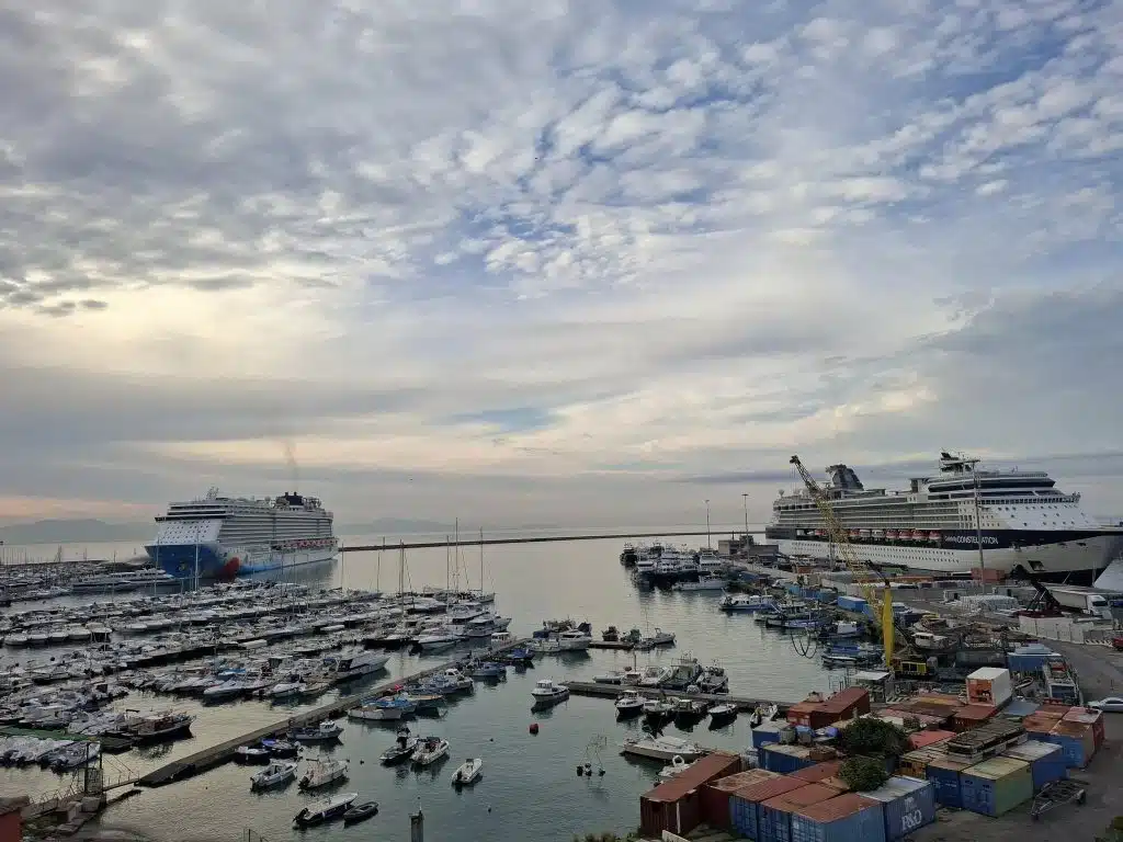 Salerno, doppio scalo crocieristico: migliaia di turisti invadono la città e la Costiera