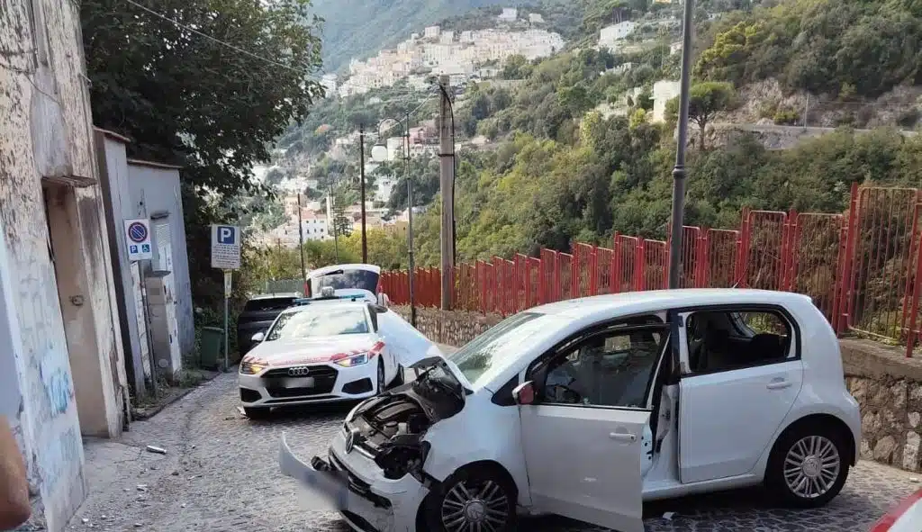 Vietri sul Mare, auto con tre passeggeri coinvolta in incidente: rilievi in corso
