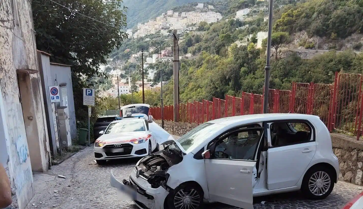 Vietri sul Mare, auto con tre passeggeri coinvolta in incidente: rilievi in corso
