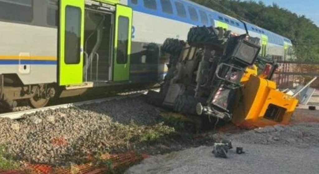 Crolla gru sui binari tra Amorosi e Frasso Telesino: circolazione ferroviaria interrotta