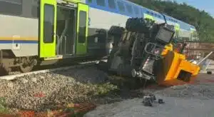 Crolla gru sui binari tra Amorosi e Frasso Telesino: circolazione ferroviaria interrotta
