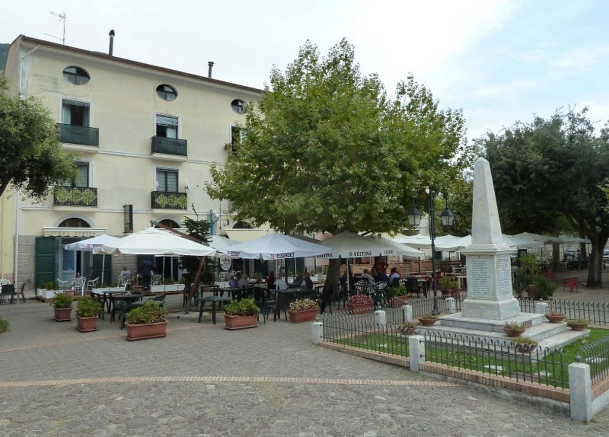 capaccio paestum vandalizzato monumento caduti