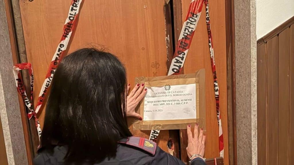 Catania, incendio in casa per rito satanico: 71enne salvato, denunciato per incendio doloso e tentata strage