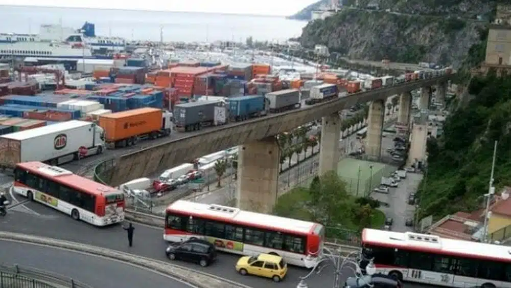 camion bloccati salerno traffico oggi 16 settembre