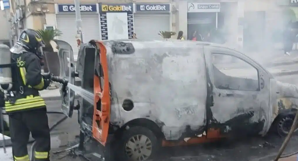 angri incendio furgone scuole chiusa oggi 16 settembre
