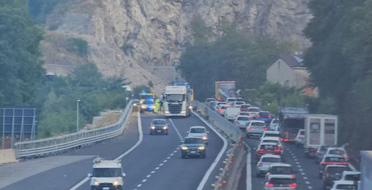 detriti raccordo salerno avellino rallentamenti disagi baronissi