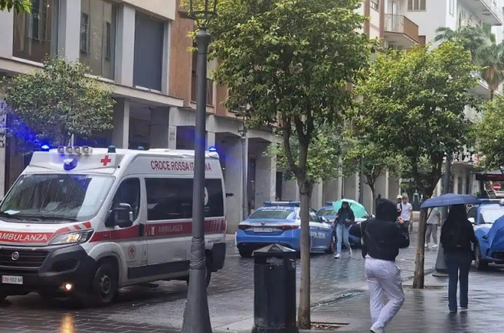 salerno ubriaco minaccia passanti fermato polizia