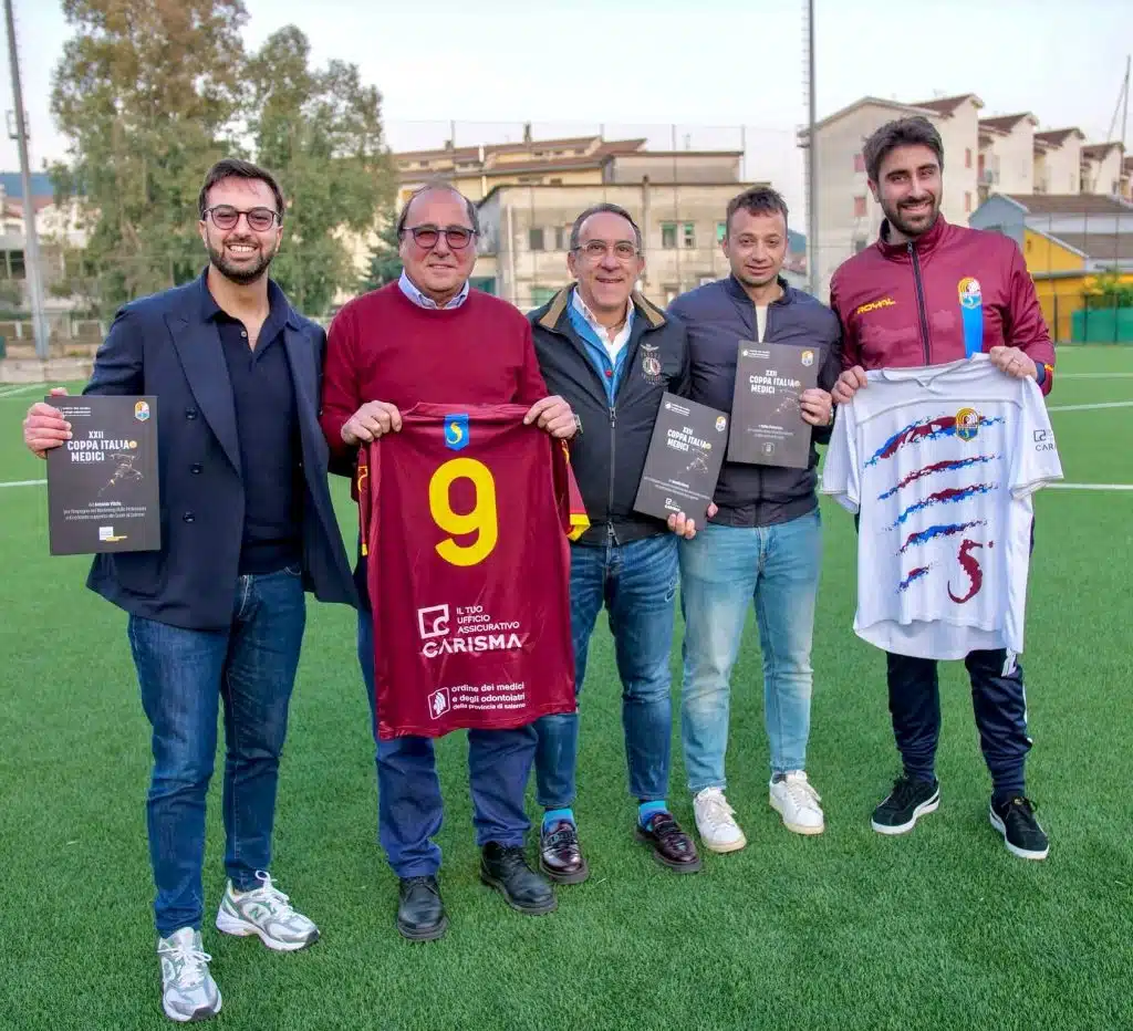 COPPA ITALIA MEDICI CALCIO: PARTE L'AVVENTURA DELLA SCUOLA MEDICA SALERNITANA CALCIO Inizia oggi la fase finale della XXII Coppa Italia Medici Calcio, che quest'anno si svolgerà sulla Costa del Vesuvio, tra Portici, Torre del Greco e San Giorgio a Cremano. Tra le otto migliori squadre italiane c'è anche la Scuola Medica Salernitana Calcio, che nella fase preliminare si è classificata al quinto posto. C'è grande entusiasmo tra i camici bianchi salernitani. "Non partiamo con i favori del pronostico, ma abbiamo trovato grande equilibrio e, soprattutto, tanta partecipazione. La squadra è motivatissima a portare a casa un bel risultato. Dietro questo progetto c'è un grande lavoro che coinvolge molte realtà sportive del territorio, con le quali condividiamo momenti sportivi durante l'anno, ed è per noi una grande soddisfazione arrivare alla competizione con la possibilità di giocarci le nostre carte. Credo che ce lo meritiamo per quanto stiamo costruendo in questi anni", ha dichiarato il dottor Mario Passaro, capitano, fondatore e da anni responsabile della squadra. "Un ringraziamento particolare va all'Ordine dei Medici di Salerno per aver sempre patrocinato le nostre iniziative e ai nostri partner Gruppo Stratego e Agenzia Carisma, che ormai dall'inizio di quest'anno supportano e condividono le nostre attività". I medici salernitani affronteranno per la prima volta i colleghi di Bologna: in palio ci sarà l'accesso alla semifinale, in programma sabato 27 settembre. La squadra potrà contare su gran parte dell'organico, anche se peseranno alcune assenze importanti, soprattutto nel reparto offensivo. Mancheranno sicuramente Verrengia e Del Vecchio, ma sabato saranno disponibili Genovese e Ronca. De Maio, D'Amore, Trotta e Glielmo o Charlier formeranno il pacchetto difensivo; a centrocampo Esposito, Coglianese, Passaro e Guadagno – tornato in extremis per non perdere un appuntamento così importante – mentre Izzo agirà da unica punta, supportato da Petrocelli, vero e proprio jolly della compagine granata. "Sarà un bel banco di prova per i ragazzi: è una manifestazione che richiama grande attenzione mediatica e ci teniamo a fare bella figura. Arriviamo con grande fiducia, consapevoli dei nostri mezzi e con la voglia di portare a casa un bel risultato. Abbiamo formato un gruppo affiatato e molto unito, e questa è la cosa che conta di più". Insieme alla Scuola Medica Salernitana Calcio e al Bologna parteciperanno alla fase finale i medici di Napoli, Avellino, Cosenza, Trinacria Palermo, Melito Porto Salvo e Napoli Flegrea.
